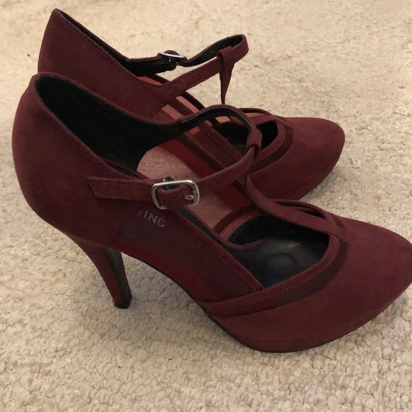 Burgundy heels with strap and mesh detail - Picture 2 of 3